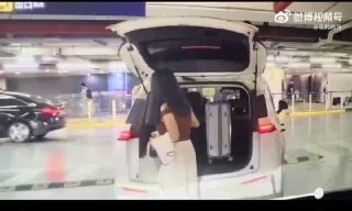 姐，这是快车，没有电动后备箱～
