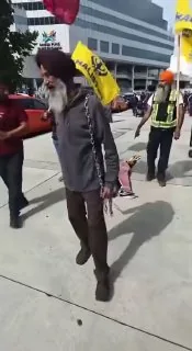 魔幻的一幕，印度人在加拿大抗议印度总理莫迪气得加拿大人在网上直骂娘：这不是印度，要抗议滚回印度去！  📹