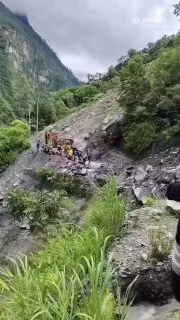 印度人在抢修道路中，遇上山体滑坡。