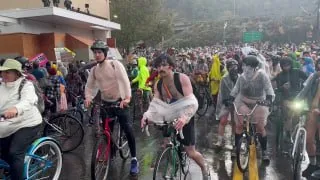 波特兰街头，裸体骑手冲破ICE设施，狂野抗议川普政府。