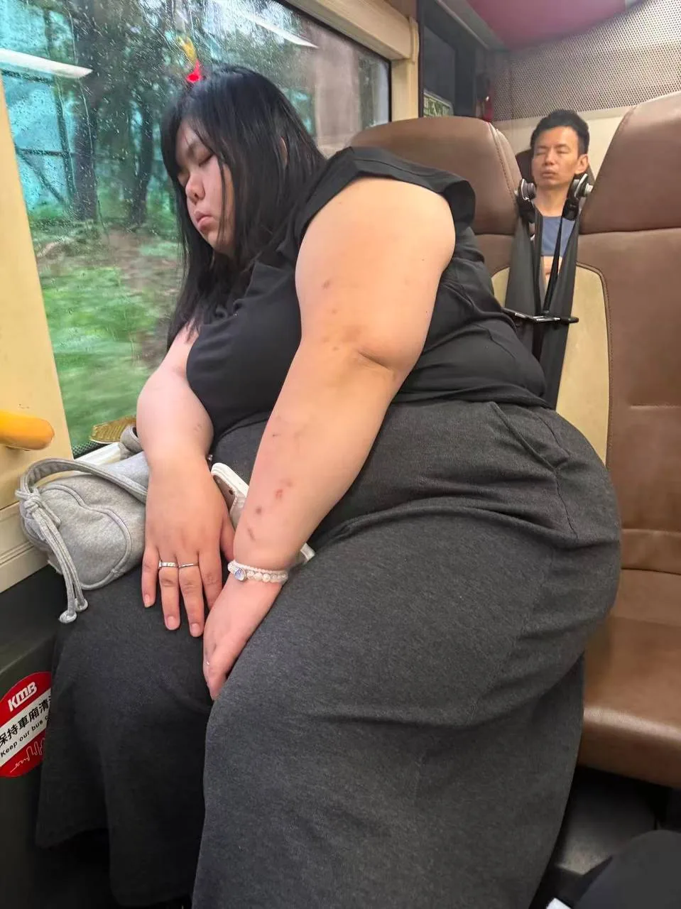如何才能引起她的注意 ？