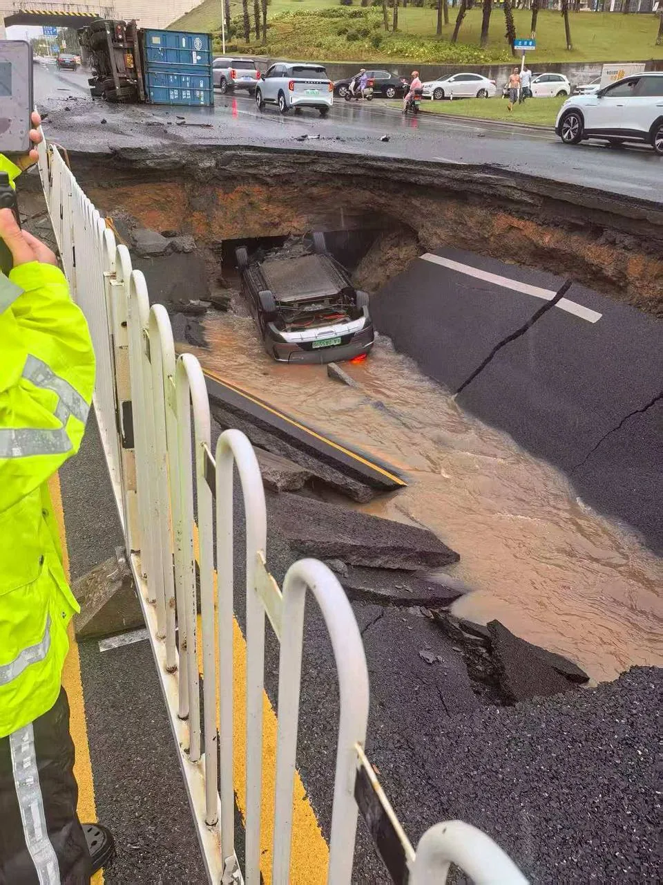丘海大道道路塌陷，有汽车掉进坑里！