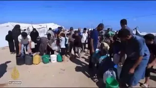 战火重创加沙供水设施，数十万居民每天找水比找食物更难，被迫喝污染水📹