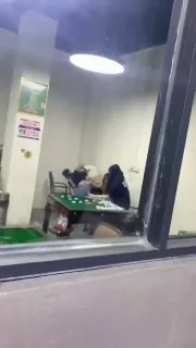 劝架的小男生哪见过这阵仗，抓哪里是好呢？不知所措。