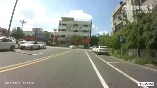 逆行转弯差点发生碰撞！