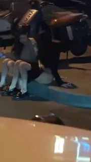 微醺佳人路边解带，春光乍泄