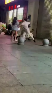 集美先动手 反被揍 #打女人 #打耳光 #打男人 #反击 👊