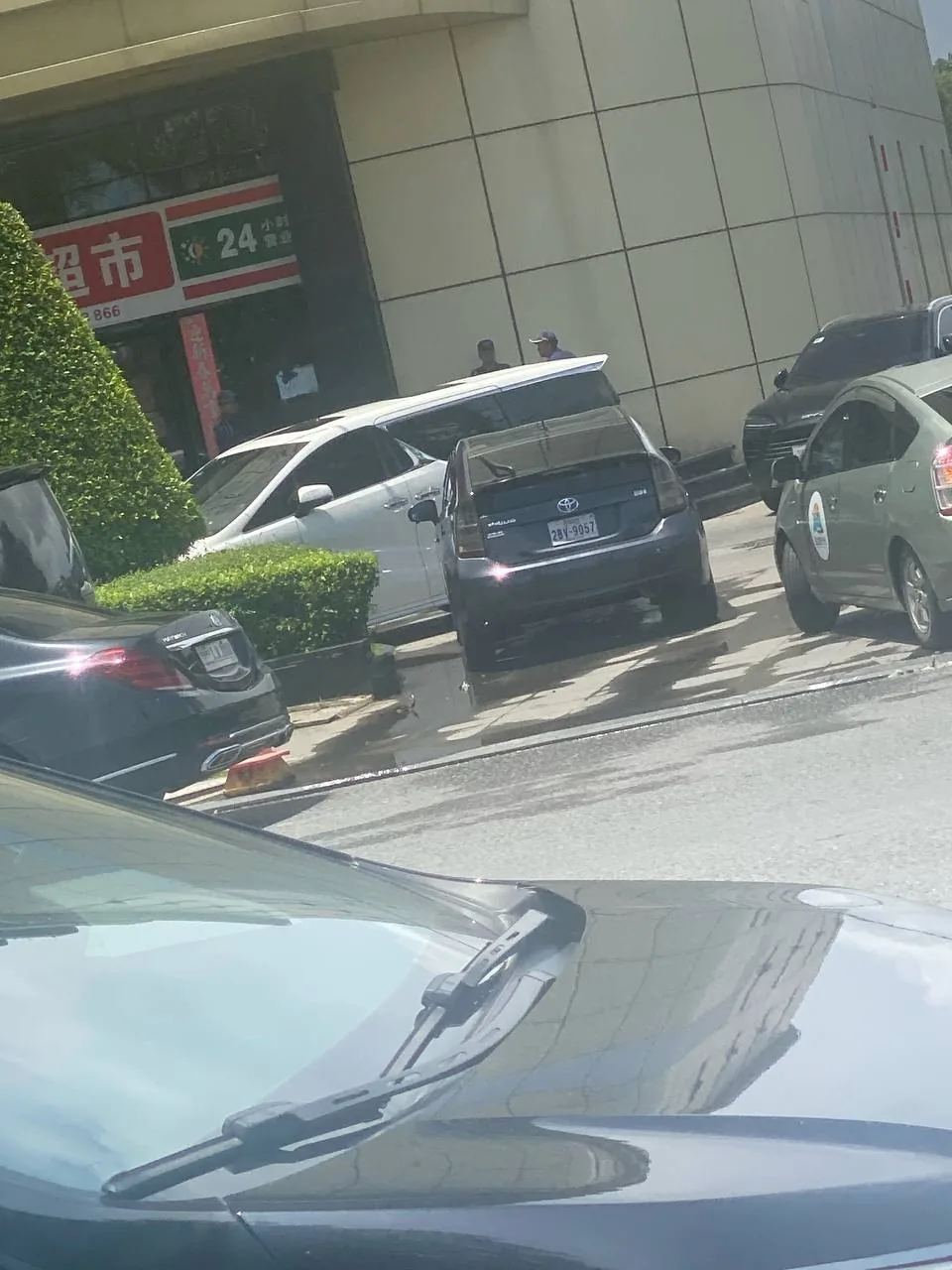 #网友反馈 🇰🇭西港“名扬公寓”被围了 军警联合执法  有两个没护照的 已经抓到大厅了 地下车库也有宪兵 名扬旁边商务车全是宪兵