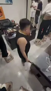 #网友投稿  手持电击器 逼站小板凳上骗人 这不是工作 是被逼着犯罪！