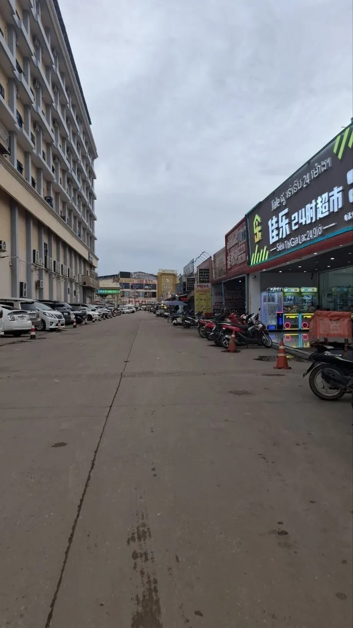 #柬友投稿：以前的巴域真的很热闹，尤其晚上，到处都是人、中国人、店铺和灯光。