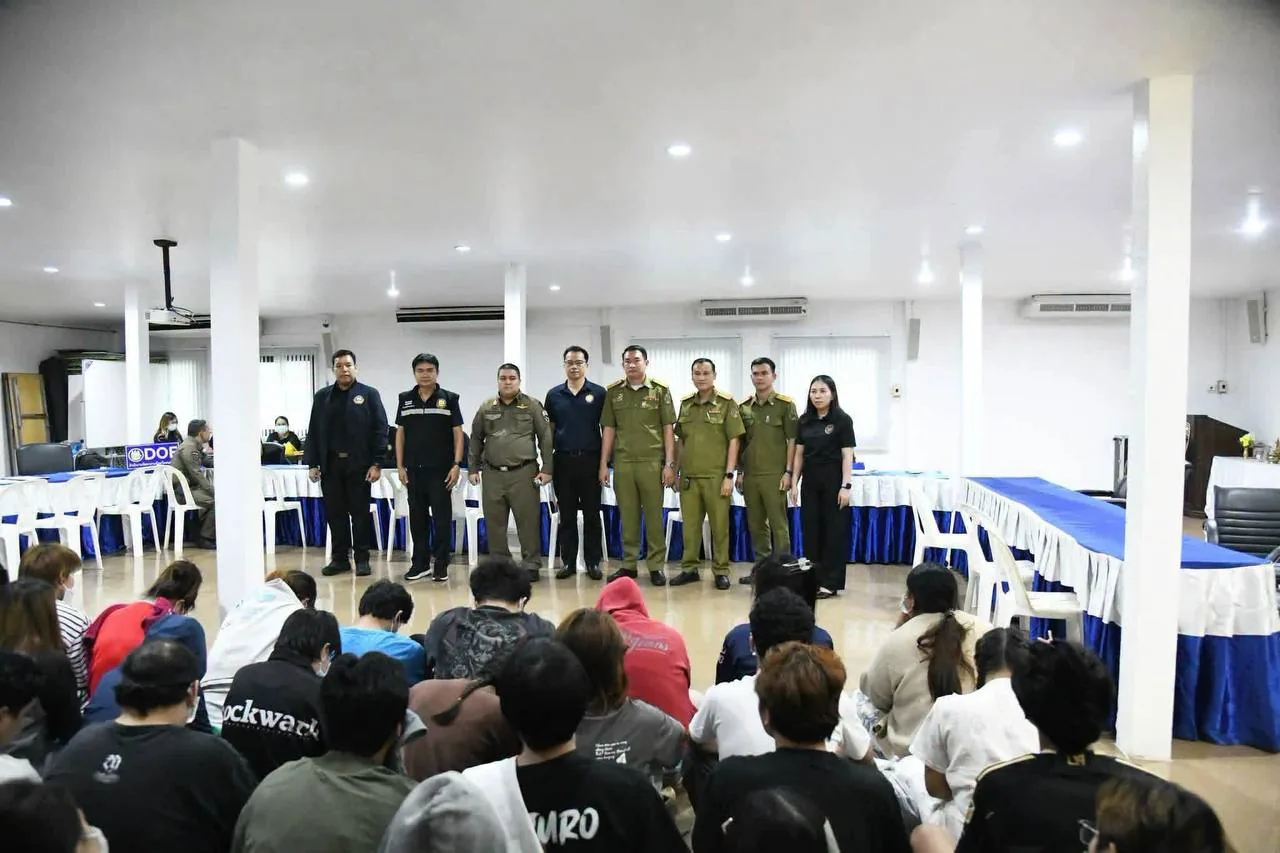 #群友投稿：8月21日，在万象-廊开第一老泰友谊大桥，老挝公安部特别行动组继续将第六批64名泰国公民（其中28名为女性）移交给泰国当局，以便依法进行起诉。